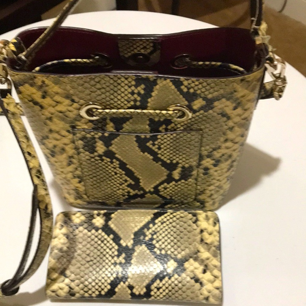 Kate Spade EUC Snakeskin print 2 piece set small bucket bag with matching wallet